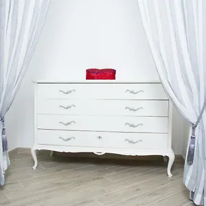 Gens Claudia, Vatican Luxury Apartment